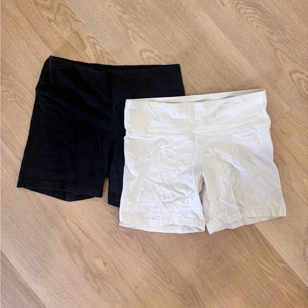 Aritzia TNA 4” Black and White Shorts